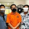 Kondisi Indra Kenz (Baju Orange) setelah ditetapkan sebagai tersangkia.